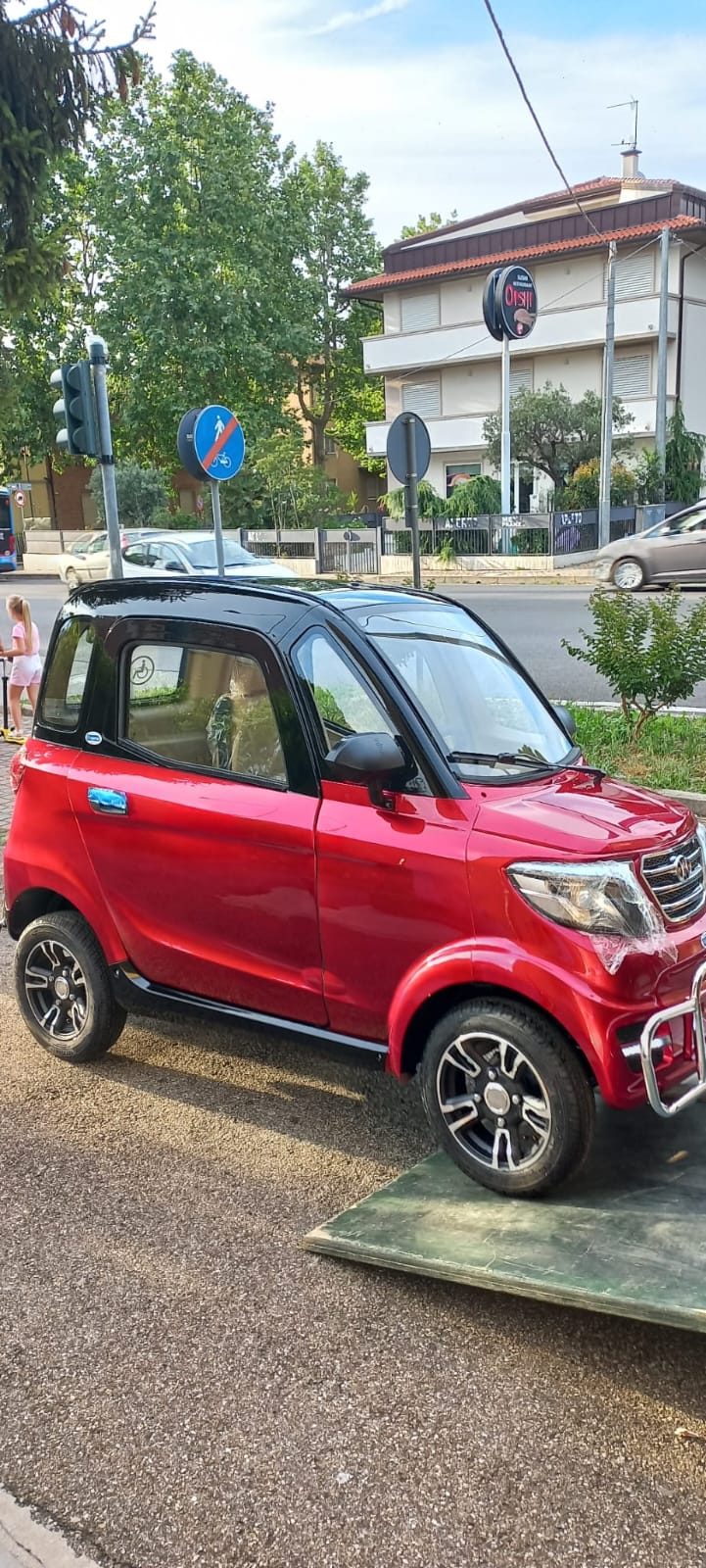 Scooter Scirocco cabinato mini car senza patente - immagine 4