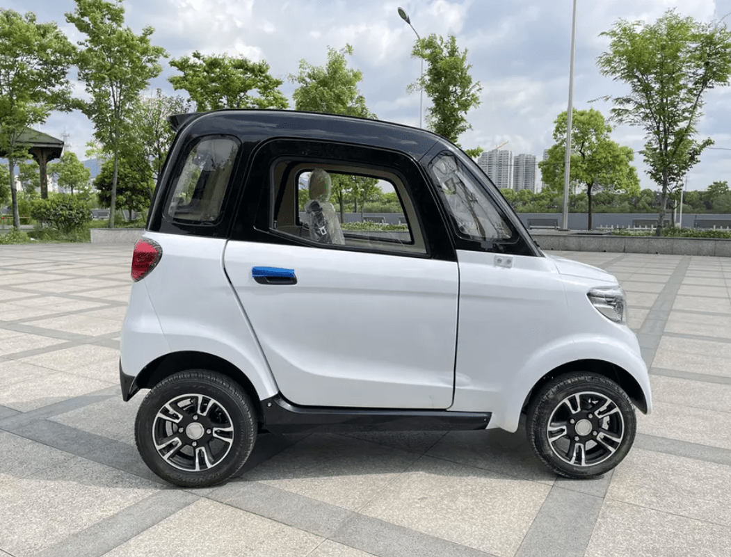 Scooter Scirocco cabinato mini car senza patente - immagine 5
