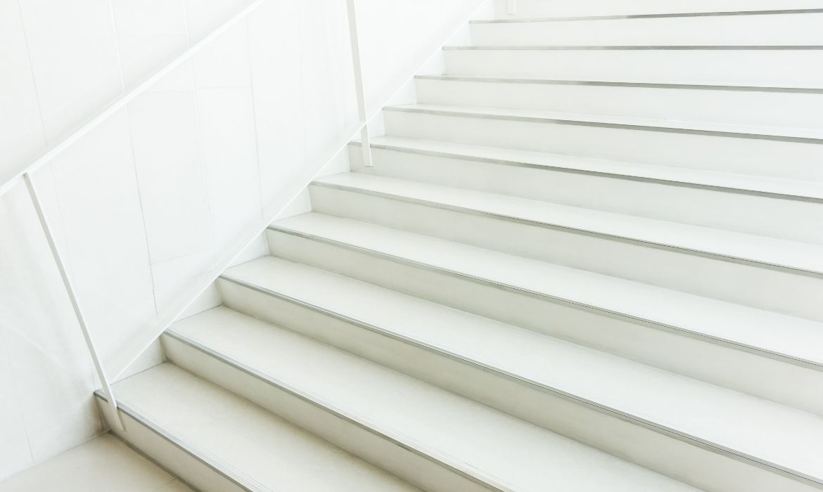 Scale in cemento, immagine che aiuta a rappresentare un piano alto senza ascensore.