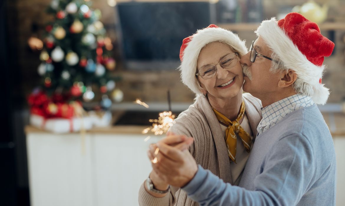 Coppia anziana durante il Capodanno comodo e sicuro a casa.
