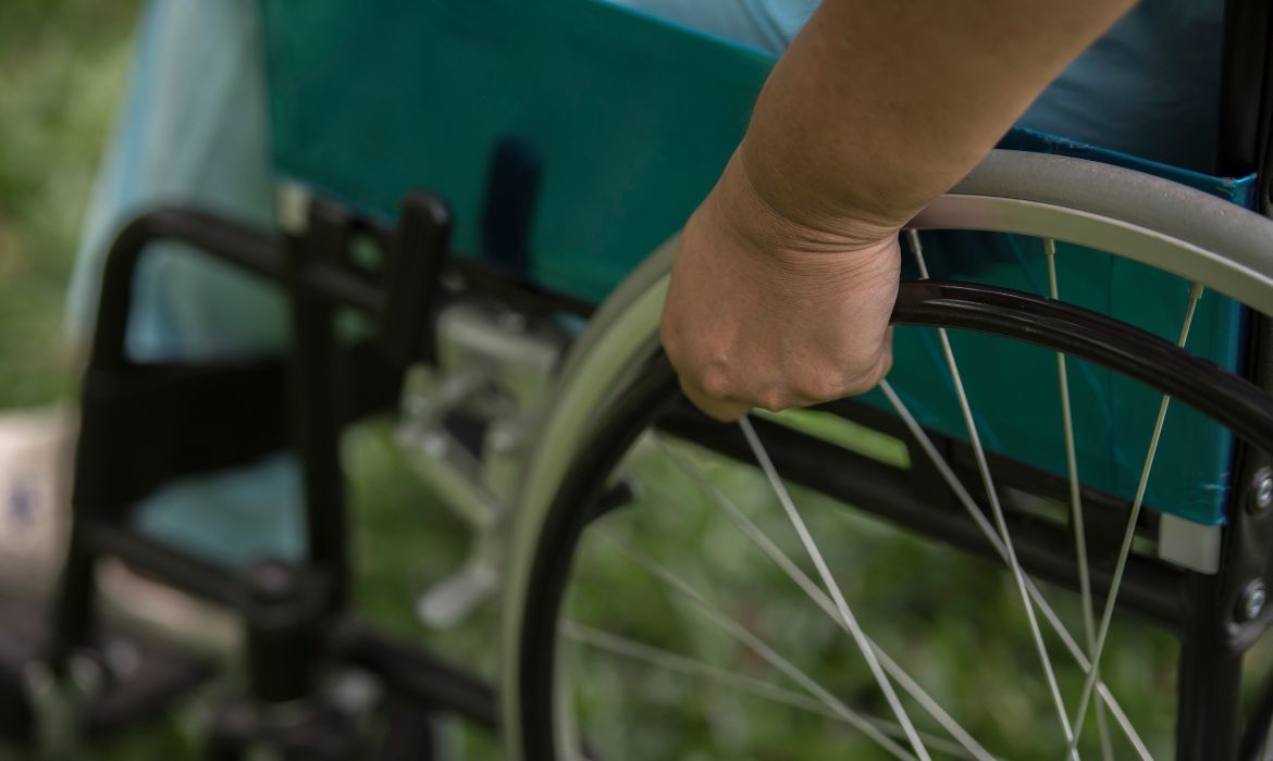 Sedia a rotelle di anziano o disabile con corretta manutenzione