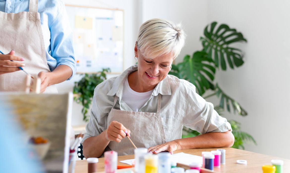 Donna che si dedica ai suoi hobby e passioni in età matura