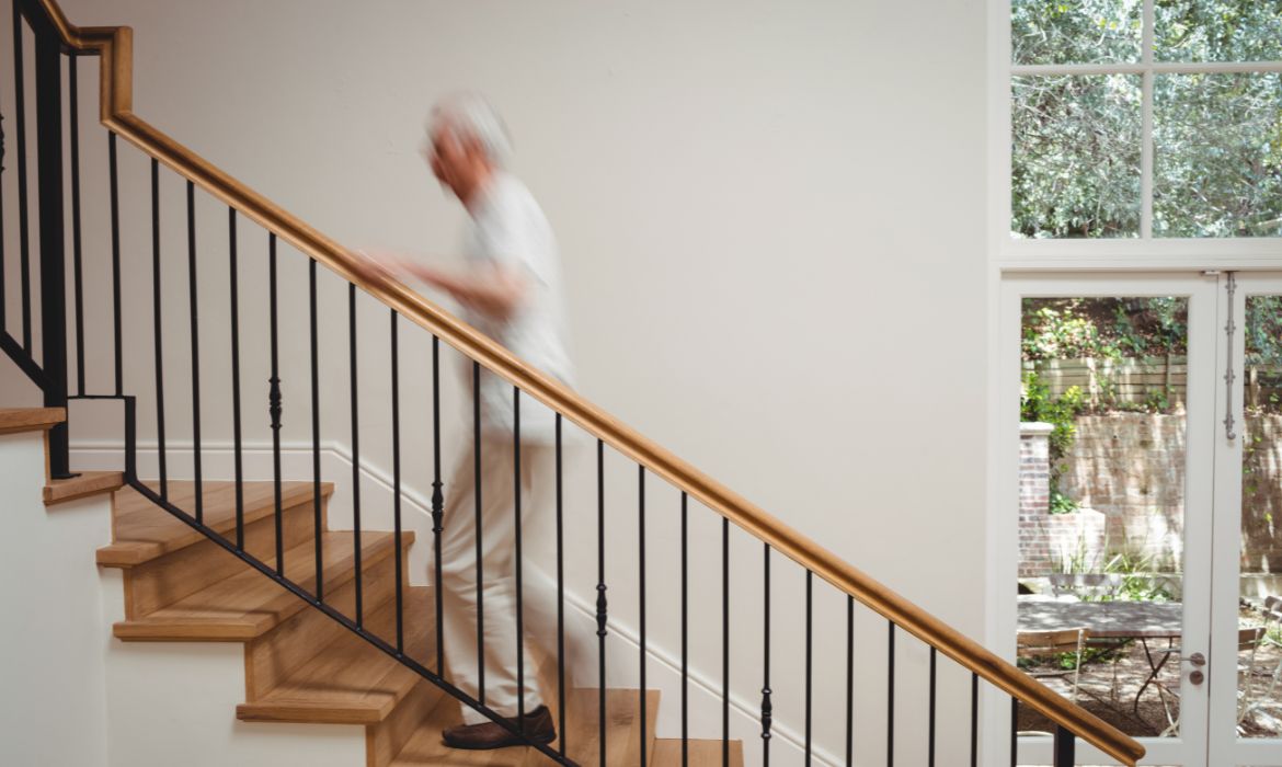 Scale percorse da persona anziana, che necessita di soluzioni per eliminare le barriere