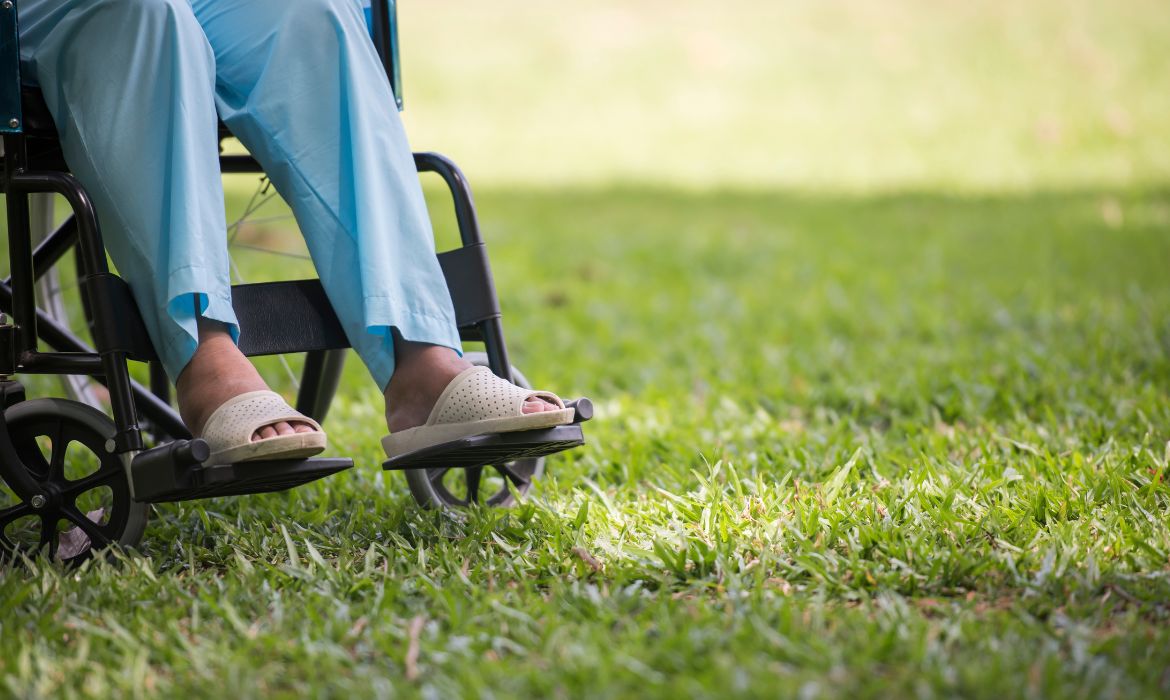 Le passeggiate estive sicure di una persona anziana