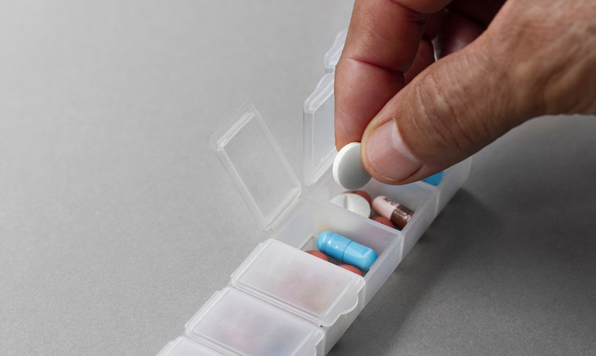 Persona anziana che si preoccupa della Conservazione dei farmaci in estate